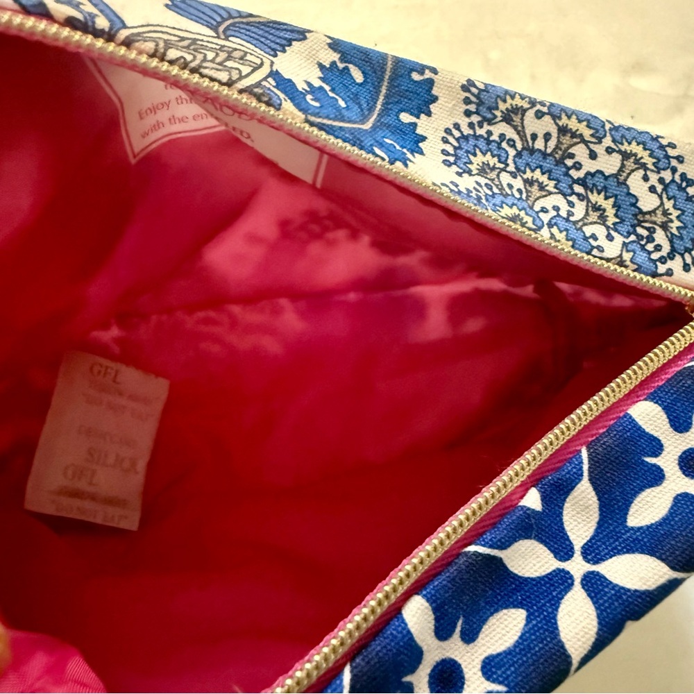 Estee Lauder Blue and White Floral Cosmetic Bag - Picture 4 of 5